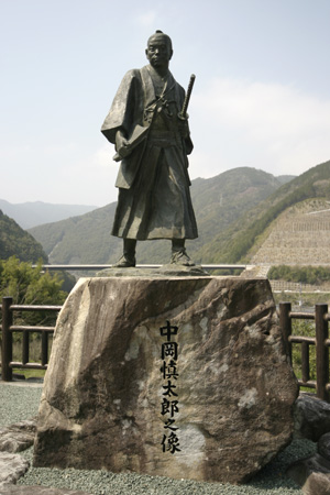 中岡慎太郎像